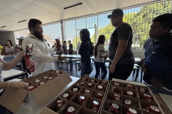 Foto - Entrega de ovos de Páscoa