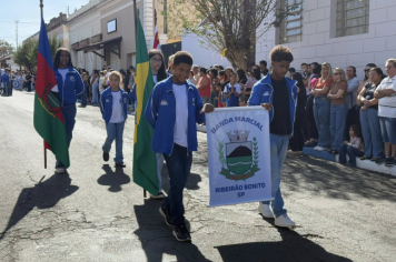 Foto - Desfile Cívico celebra os 128 anos de Dourado