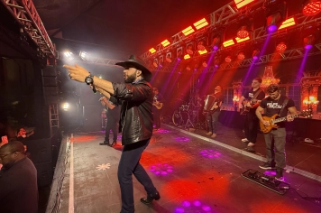 Foto - Dourado celebra 129 anos com show de Felipe e Falcão