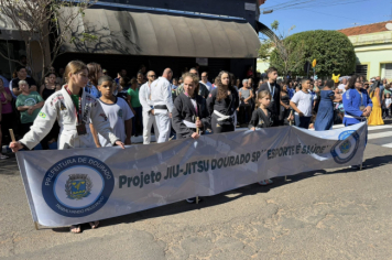 Foto - Desfile Cívico celebra os 128 anos de Dourado