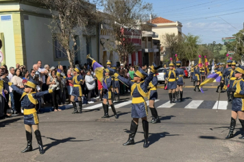 Foto - Desfile Cívico celebra os 128 anos de Dourado