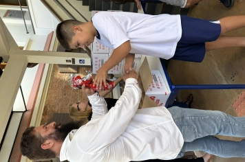 Foto - Entrega de ovos de Páscoa