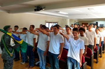 Foto - Jovens douradenses recebem Certificado de Dispensa Militar e fazem Juramento à Bandeira