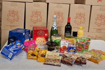 Prefeitura de Dourado Distribui Cestas de Natal aos Servidores