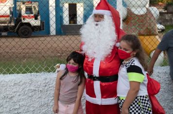 Papai Noel recebe crianças de Dourado para fotos e entrega de doces