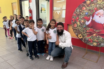 Prefeitura realiza entrega de chocotones nas escolas, APAE, Asilo e Escola Estadual Salles Jr