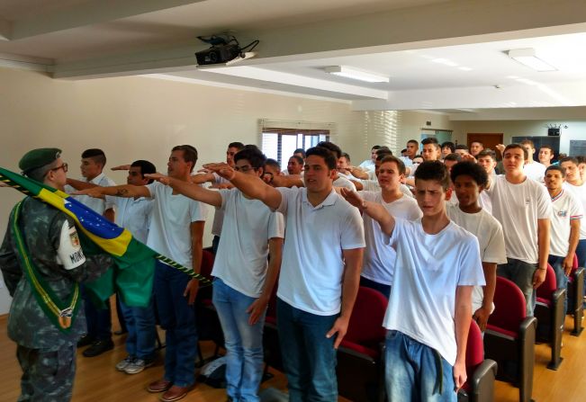 Jovens douradenses recebem Certificado de Dispensa Militar e fazem Juramento à Bandeira