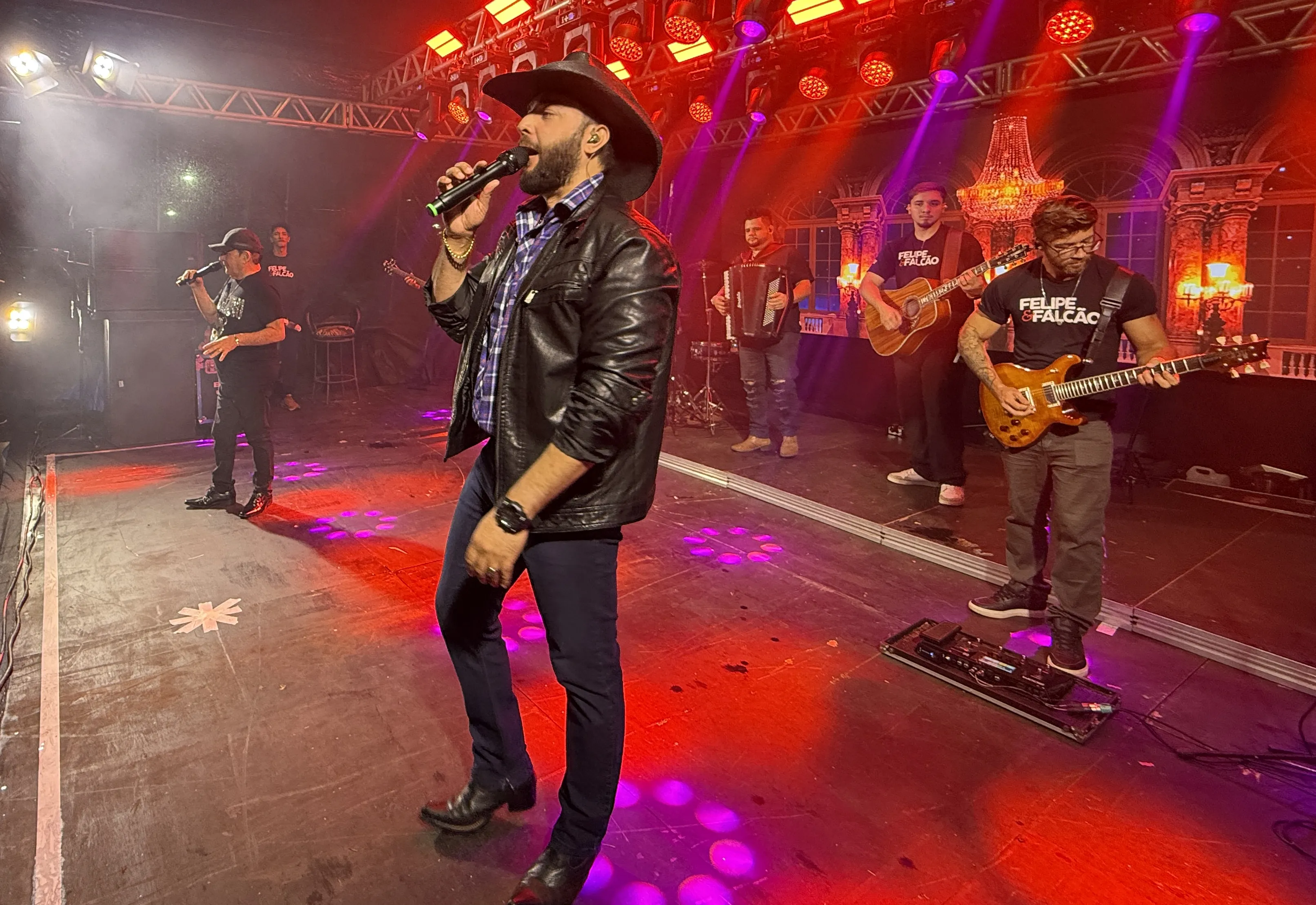 Felipe & Falcão arrastam multidão e impulsionam comércio local em noite de grande sucesso
